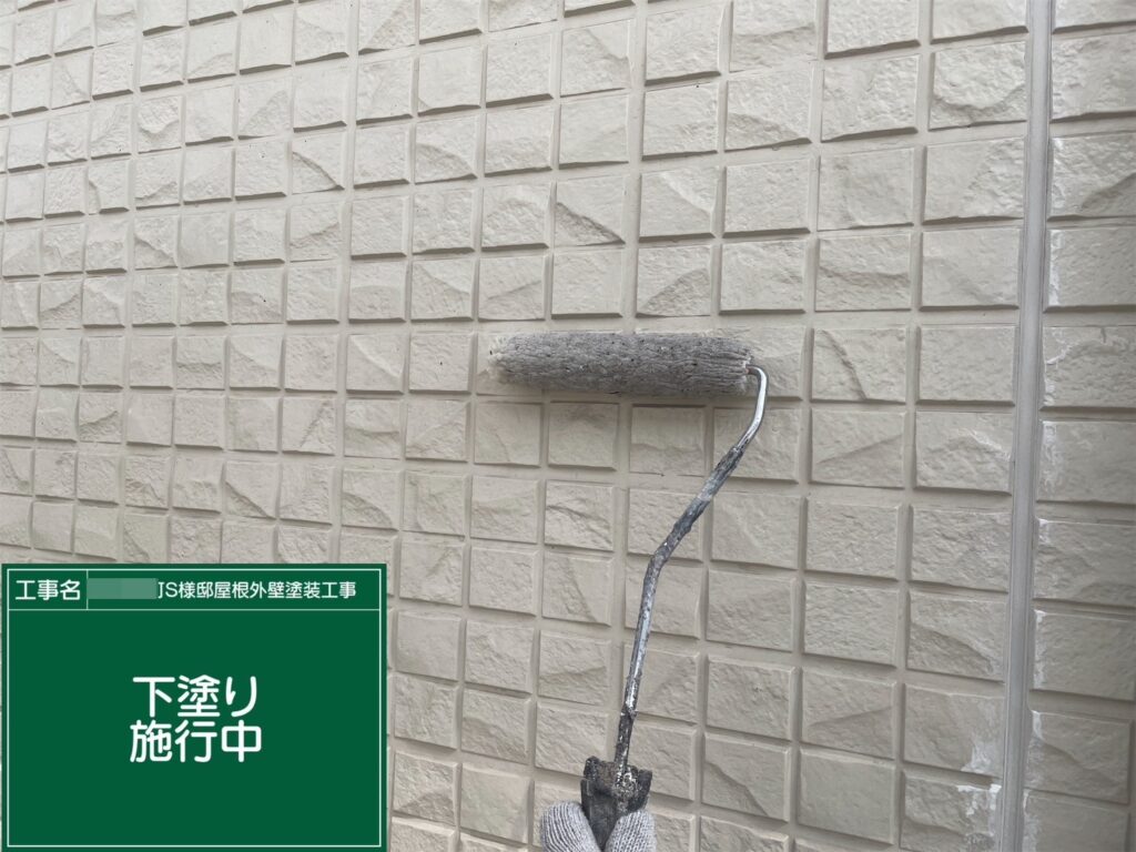 壁の下塗りを行います。